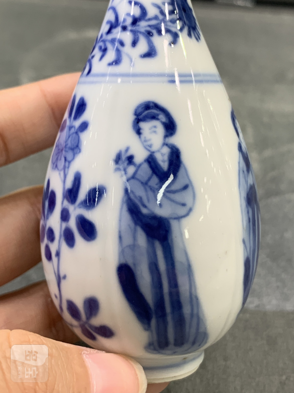 清康熙青花四美图瓜棱小胆瓶 - 图9